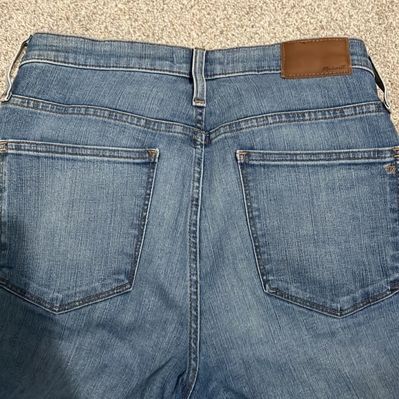Like new distressed Madewell cropped jeans. 29p - Picture 3 of 3